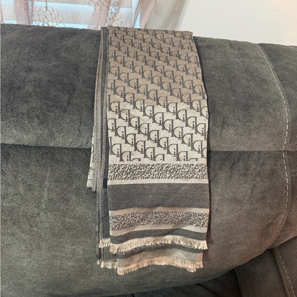 Gray Patterned Scarf - Picture 5 of 6